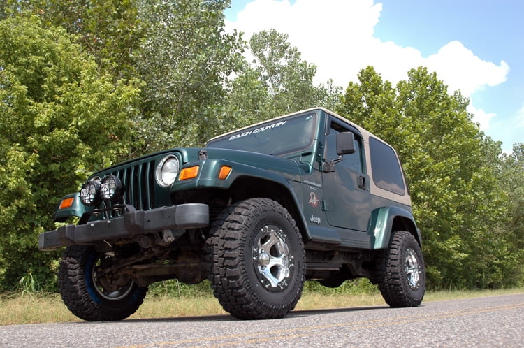 Rough Country 2.5" Lift Kit (fits) 1997-2006 Jeep Wrangler TJ LJ | 4CYL | Lifted Springs Suspension System | 652